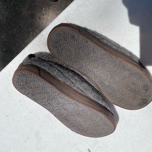 UGG SLIPPERS size 7 womens
